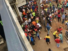 委内瑞拉民众砸抢商铺 几十家华人商铺受损严重