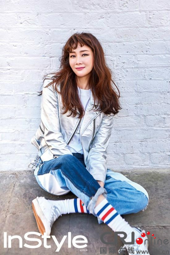 崔智友写真玩转性感嘻哈 香肩小露展女人味
