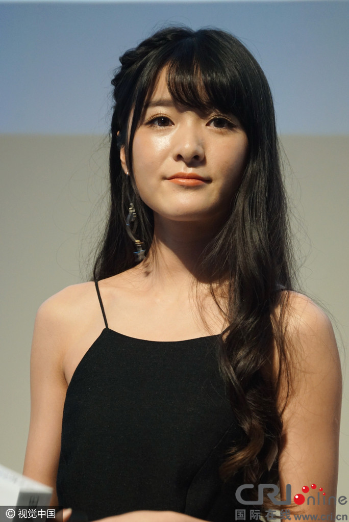 徐娇吊带裙捞金显女人味 靠胶原蛋白碾压张静初