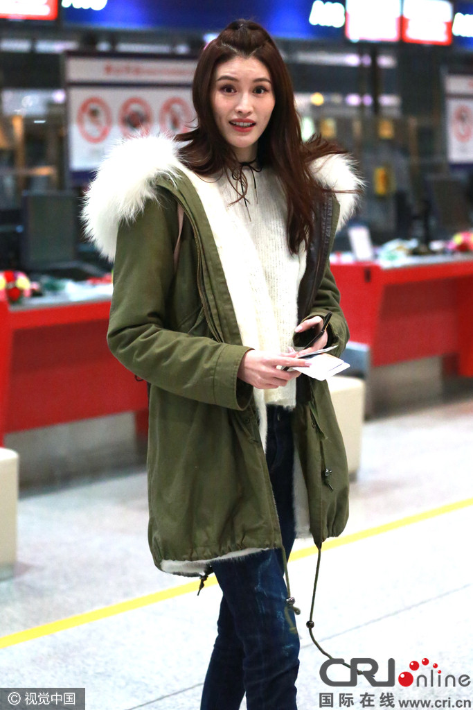 何穗穿"毛拖鞋"现身现场 见镜头变包子脸卖萌