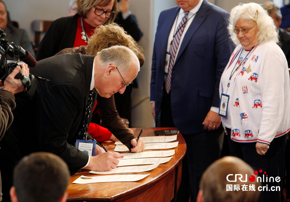 美国选举人团投票 确认特朗普当选美国总统(高清组图)