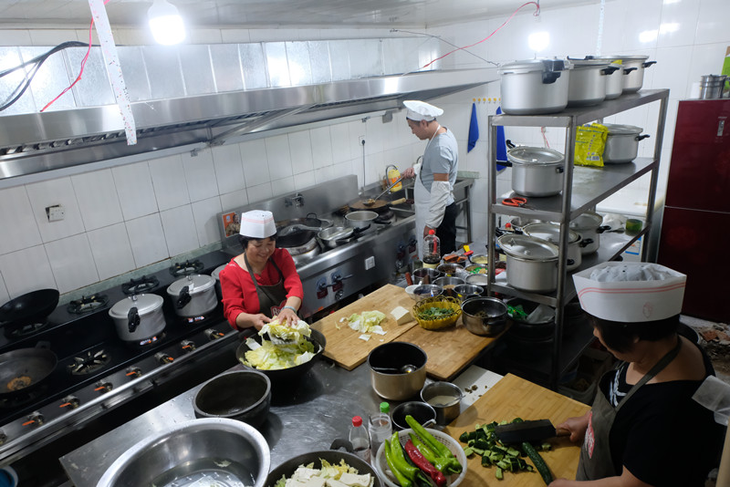 Traditional brazier tells a new story_fororder_Preparing dishes _副本