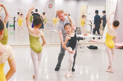 遼寧首部大型兒童芭蕾舞劇《天鵝湖》編導布魯斯·斯蒂爾通過芭蕾認識瀋陽