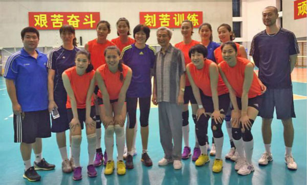 77岁宋世雄与三代女排聚首跨年 与郎平同台忆当年