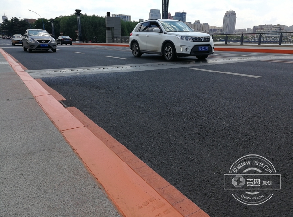 注意！ 長春南湖大橋道路邊石畫了禁停標線 看音樂噴泉小心違停被罰