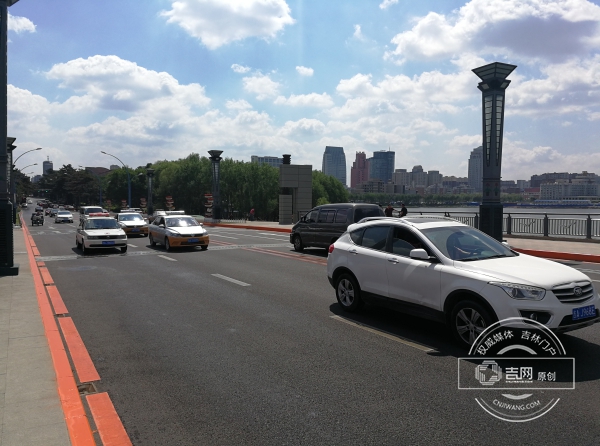 注意！ 長春南湖大橋道路邊石畫了禁停標線 看音樂噴泉小心違停被罰