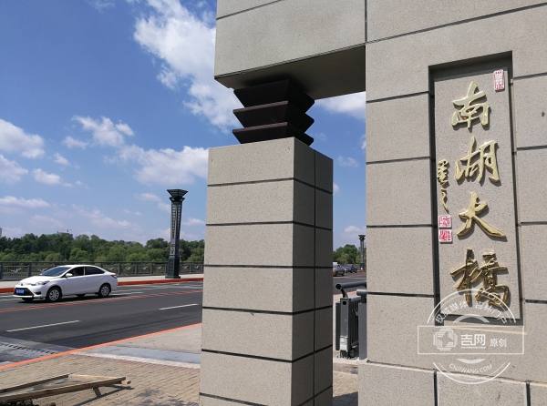 注意！ 長春南湖大橋道路邊石畫了禁停標線 看音樂噴泉小心違停被罰