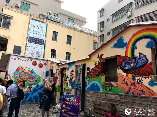 创意涂鸦装点老街巷。詹托荣摄