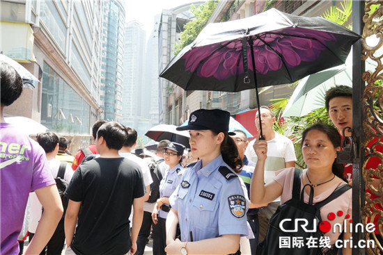【社会民生】考场外的温暖一幕：考生家长为执勤民警撑伞