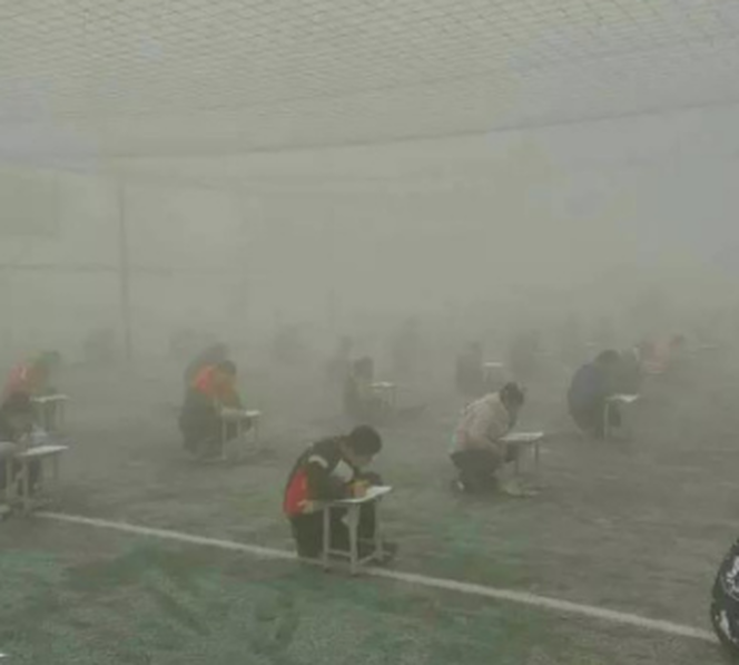 河南400多名学生雾霾天露天考试