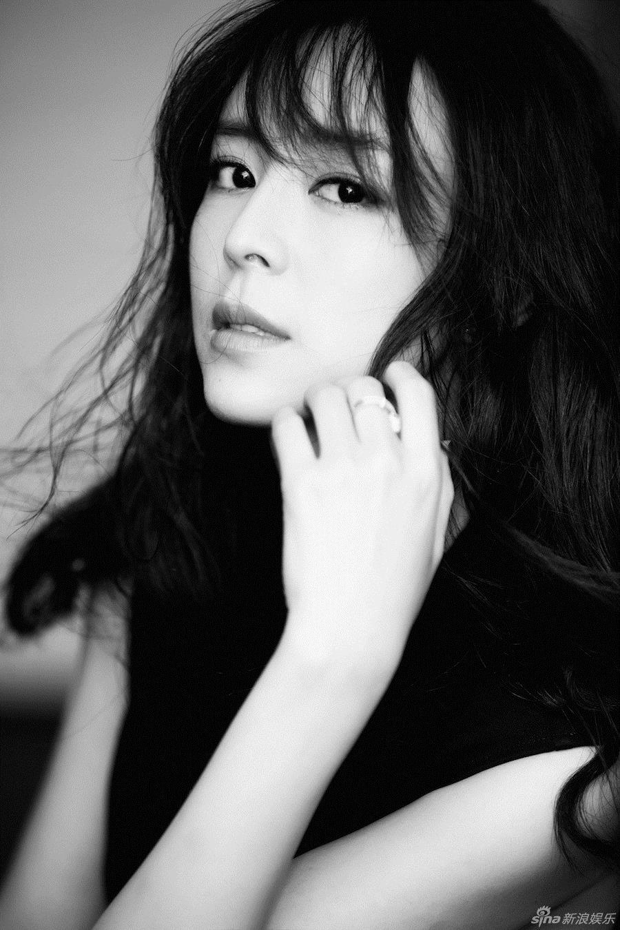 张静初曝黑白写真尽显文艺气质 眼神坚定