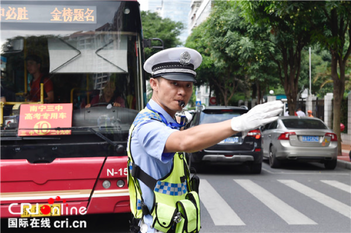 [唐已审][供稿]南宁交警全力护航高考交出“满分答卷”