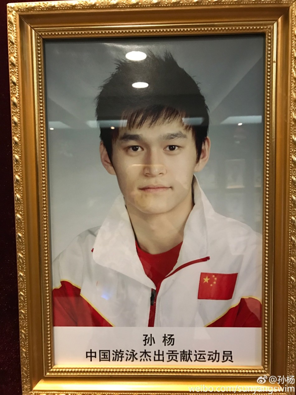 照片中,孙杨大秀美好肉体,双臂有力激起水花似裸泳.