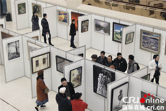 急稿【CRI专稿 列表】2019首届重庆小幅油画作品展开幕 展出210件小幅油画作品