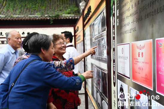 贵州织金：历史档案进社区看改革开放40年发展