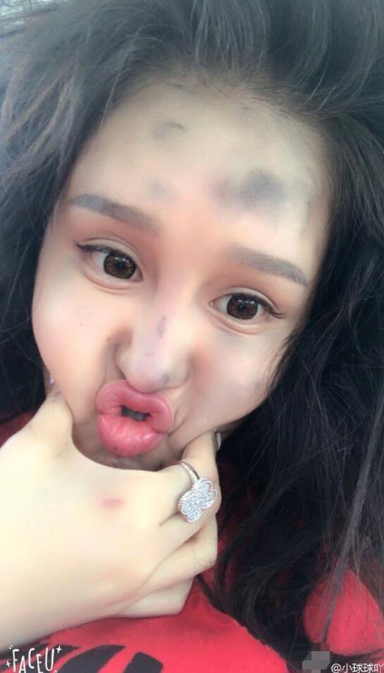 赵本山女儿晒搞怪自拍 嘟嘴卖萌尖下巴抢镜(组图)