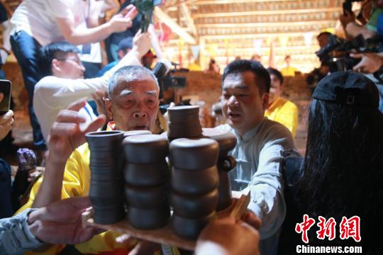 中国最长古龙窑举行火祭大典 5千多件坭兴陶精品出窑