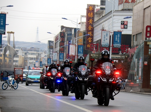 【河南供稿】河南灵宝组建摩托车巡逻车队 开创巡逻工作新模式