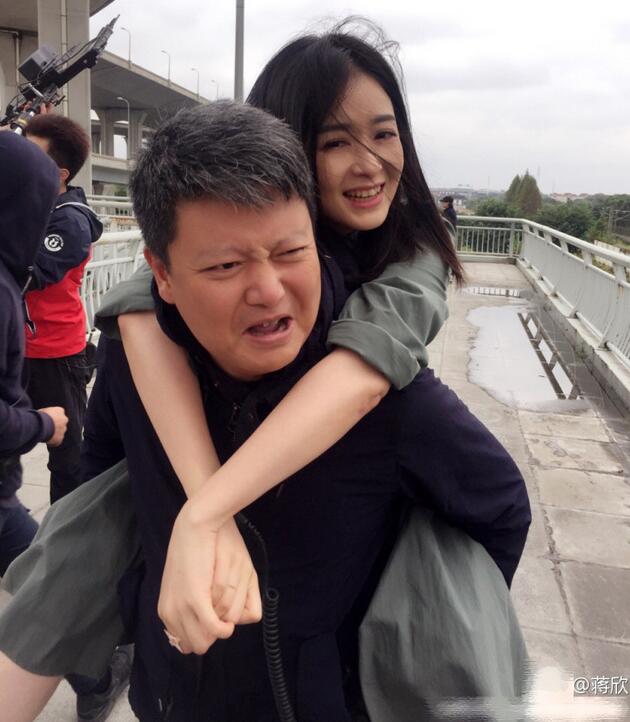 不满蒋欣体重被黑 导演背起她然后表情亮了…