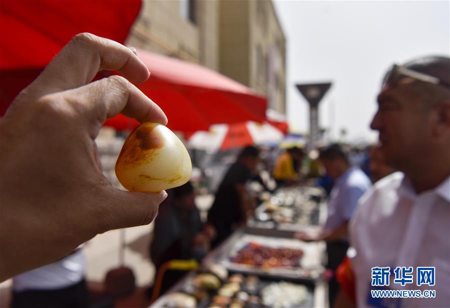 新疆和田：玉石“巴扎”人气旺