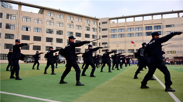 大連警方組織開展“護校安園”校園安全演練