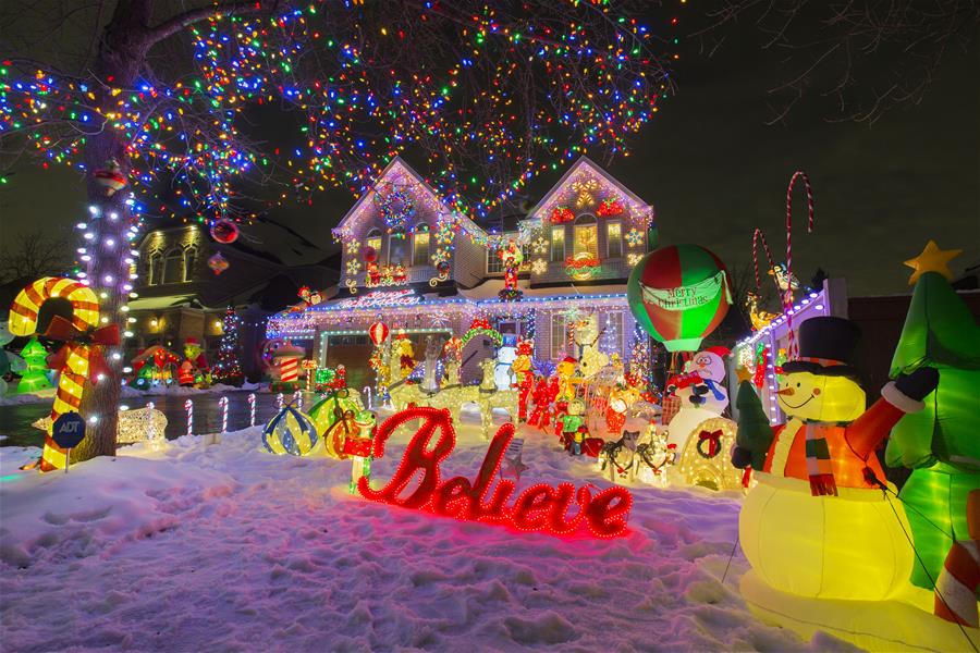 圣诞节临近,加拿大多伦多地区的许多居民纷纷点亮自家门前新布置的