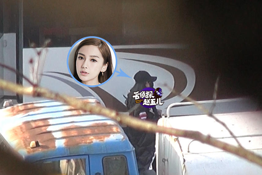 baby从房车上下来,戴着黑帽子,腰肢圆润,肚子也大了不少.