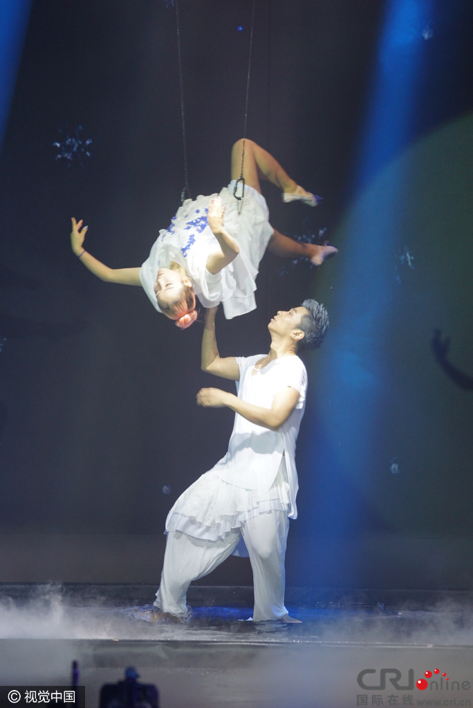 何洁高空吊威亚赚奶粉钱 与男舞伴跳高难度舞蹈