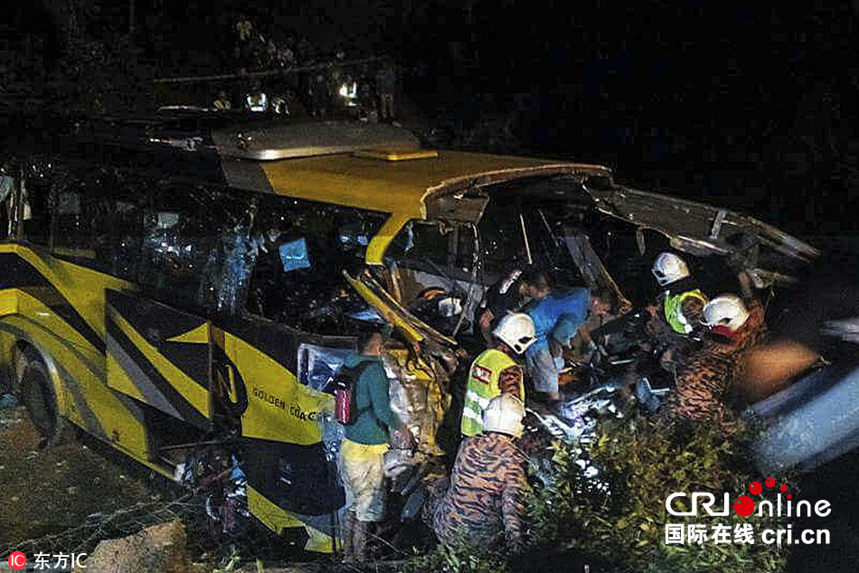 马来西亚一载客大巴发生车祸 致14死17伤(组图)