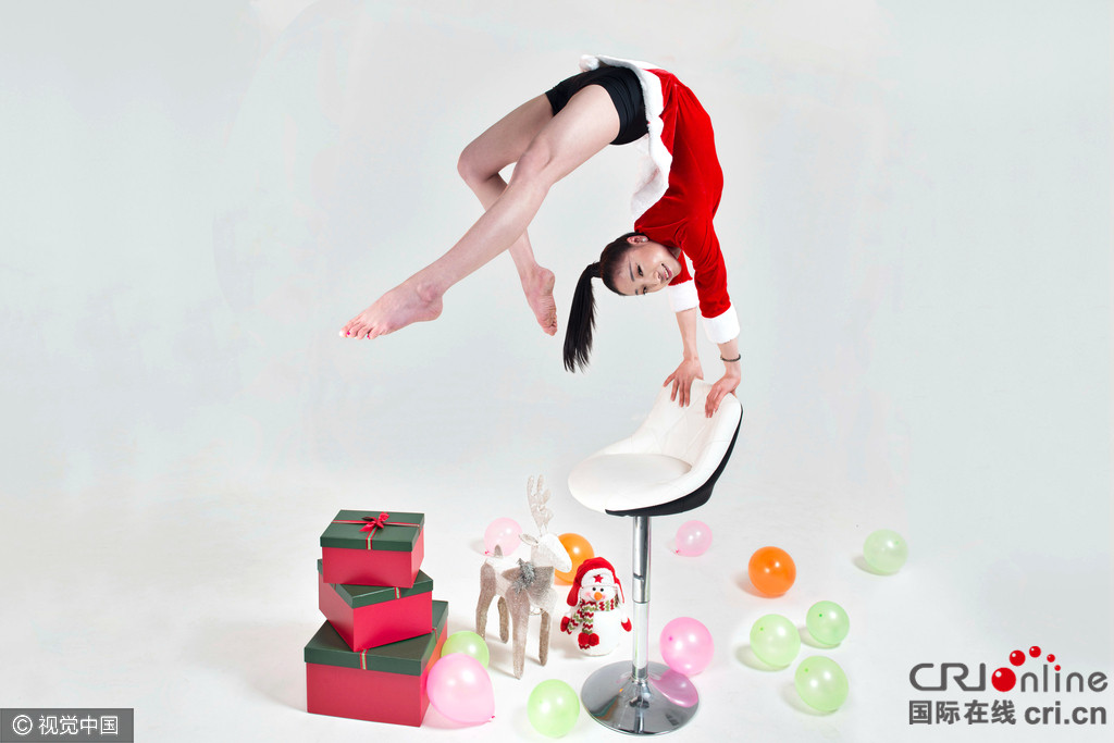相比甜美俏皮的圣诞主题写真,这组结合柔术高难度动作的圣诞写真大胆