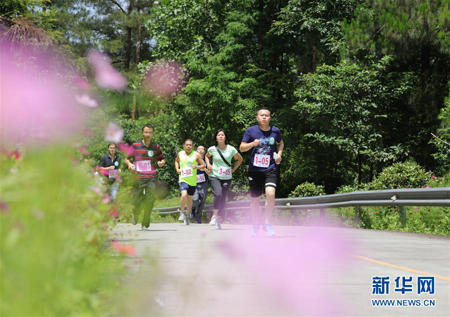 湖南资兴市：跑步健身 低碳绿色