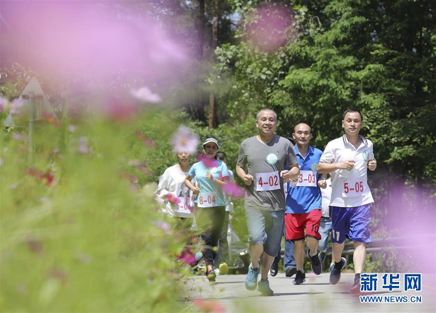 湖南资兴市：跑步健身 低碳绿色