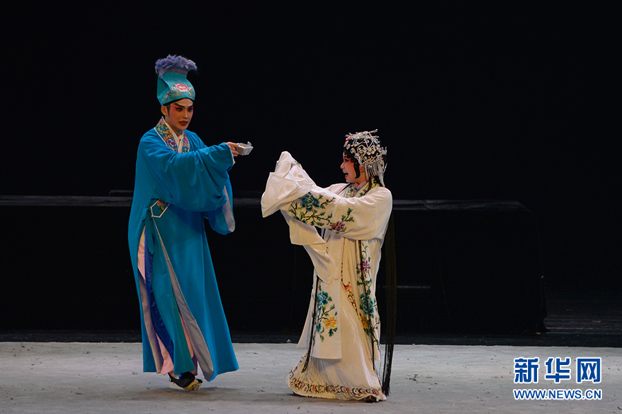 95後大學生自導自演川劇《白蛇傳》重慶大劇院上演