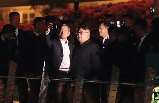 金正恩夜游新加坡遭遇民众热情追捧 人气堪比国际巨星