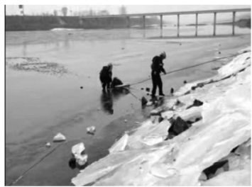 丹東：男子釣魚掉入冰窟 消防員跪冰面救援
