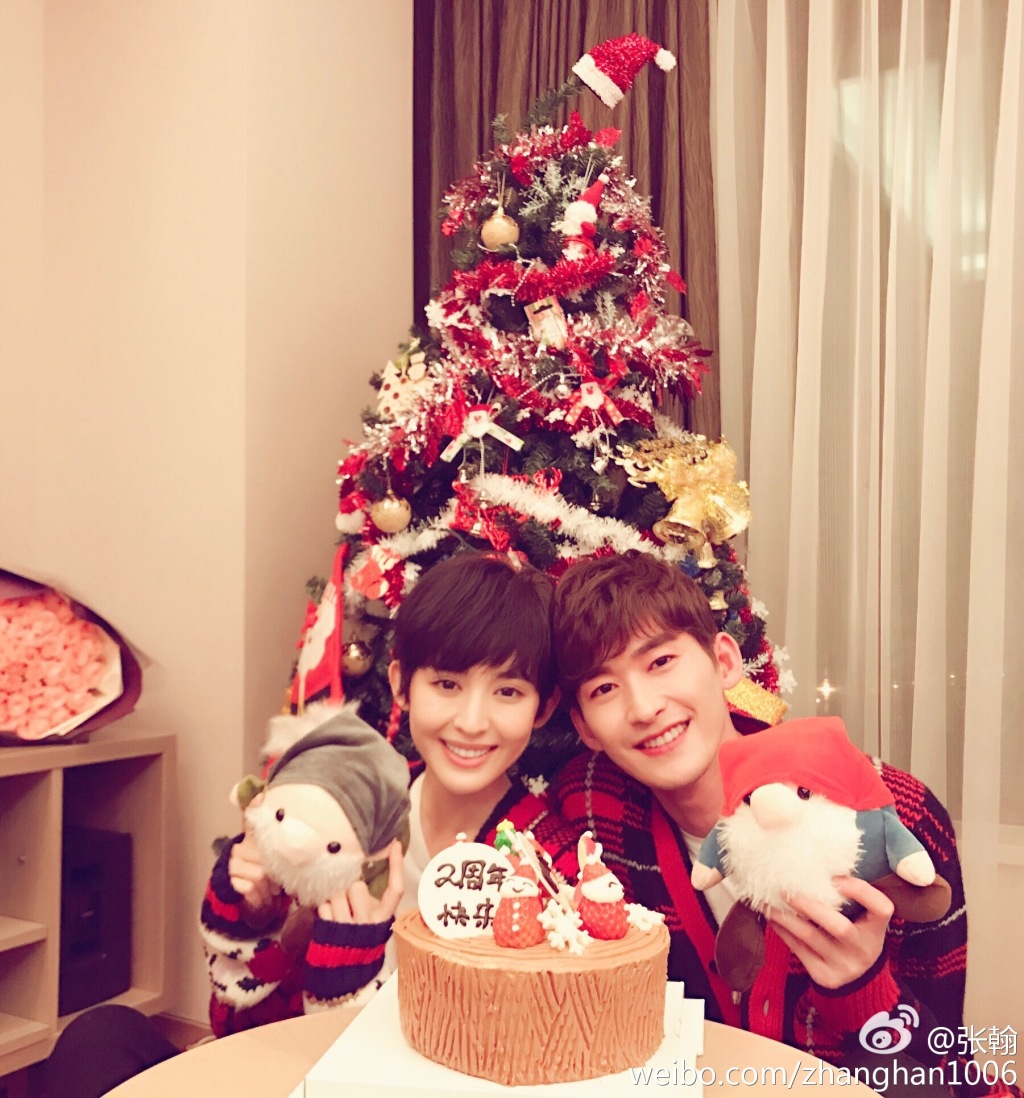 12月24日晚间,张翰更新微博晒出与女友娜扎一同庆祝圣诞节的照片