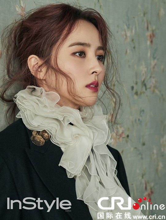 韩惠珍拍时尚杂志写真 绿衣红裤混搭玩转复古风