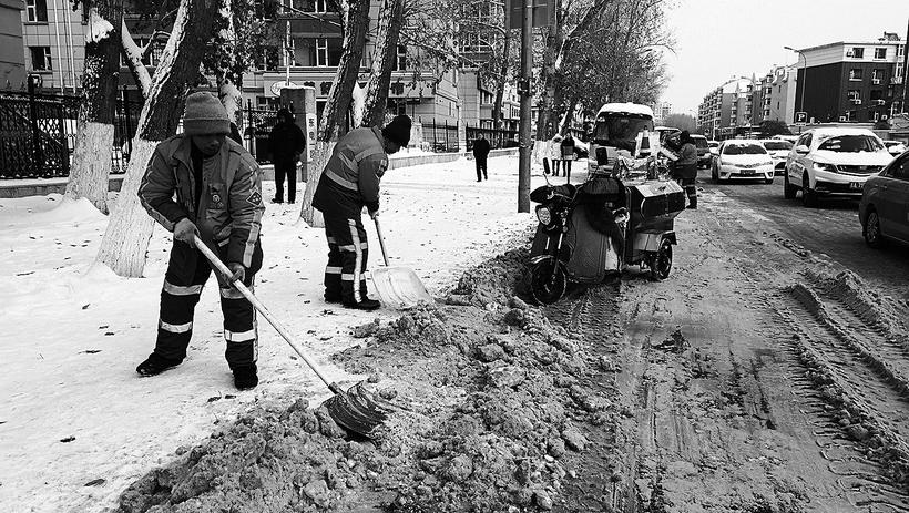 长春市1.4万名环卫工人凌晨上岗奋战
