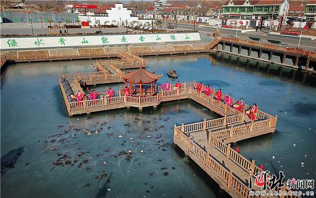 鄉村垃圾坑“變身”水上公園