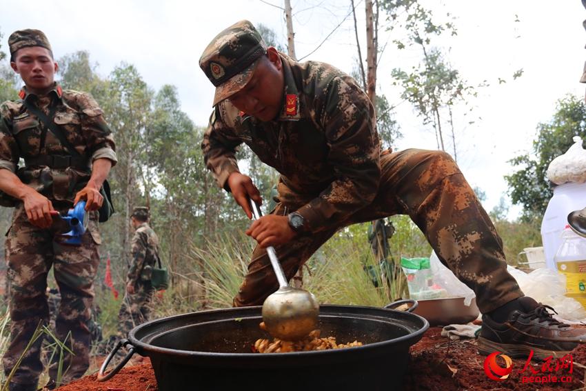 2016年12月24日,云南红河,野炊比武中,徐进拿自制作150人的午饭.