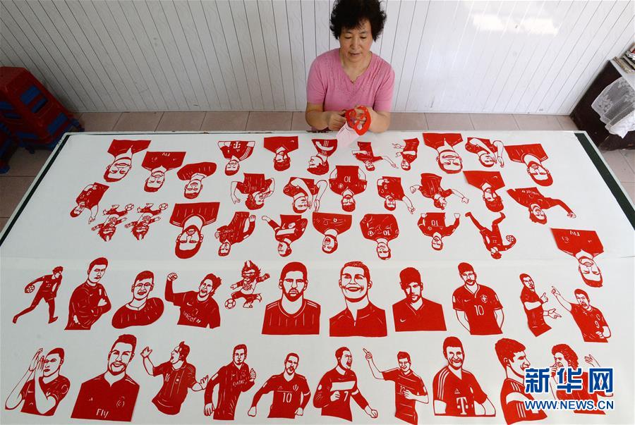 河北邯郸：民间剪纸艺人巧手剪出“世界杯”