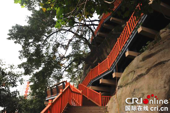 【CRI专稿 列表】重庆戴家巷崖壁公园：洪崖洞旁的老城墙化身“飞来步道”