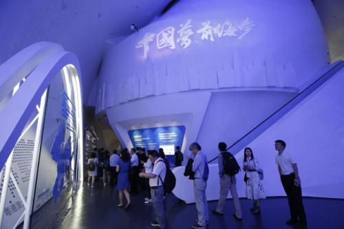 未来深圳会继续加强对香港青年创新创业的支持