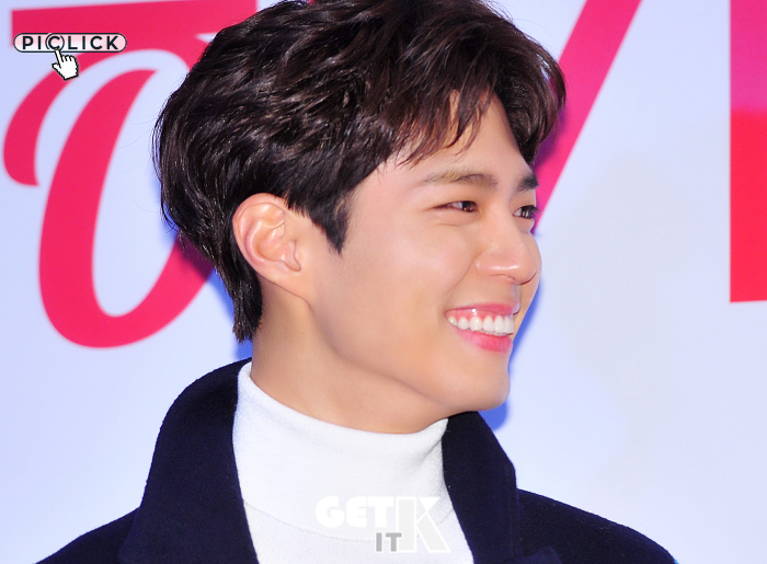 朴宝剑出席《因为爱》试映会 温暖笑容应援金裕贞