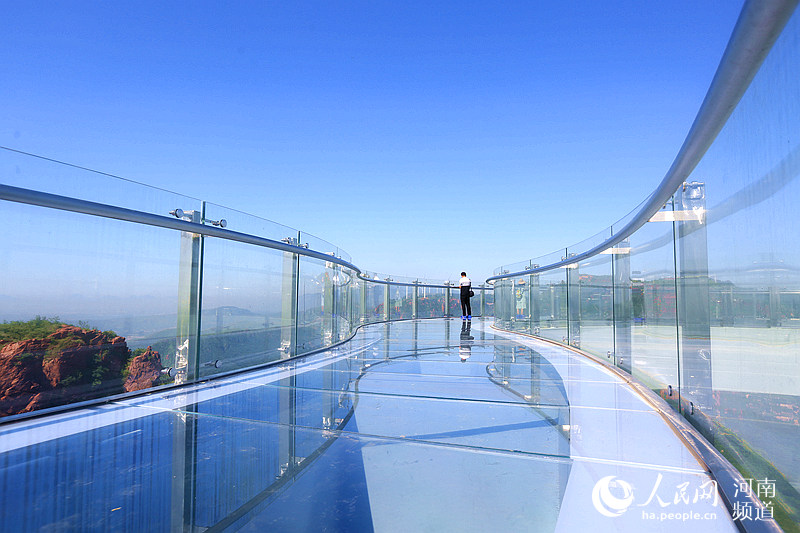 伸出懸崖30米！全球最長玻璃環廊鄭州落成