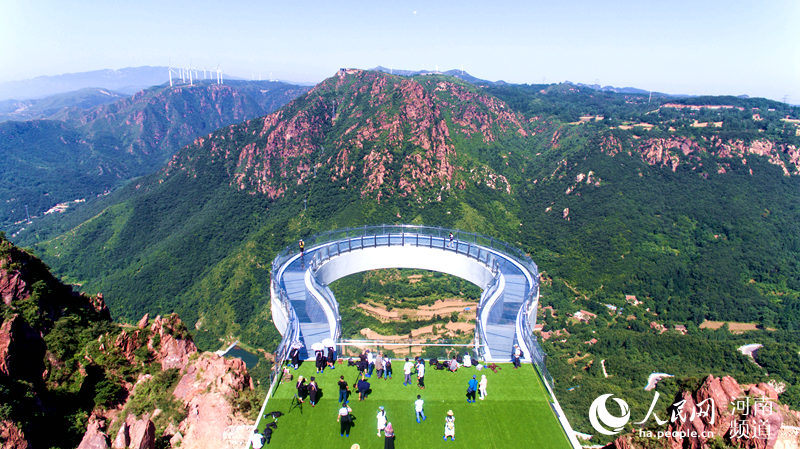 伸出懸崖30米！全球最長玻璃環廊鄭州落成