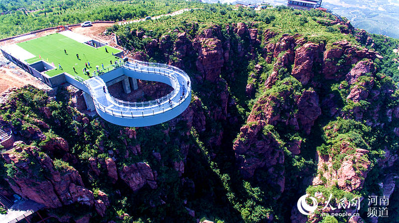 伸出懸崖30米！全球最長玻璃環廊鄭州落成