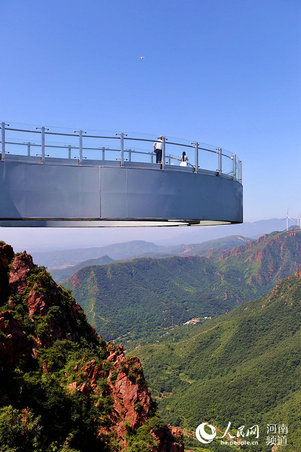 伸出懸崖30米！全球最長玻璃環廊鄭州落成