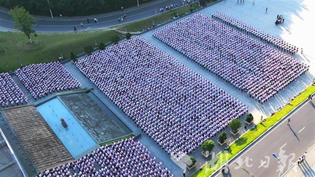 江汉师范学院：3350名师生诵《离骚》