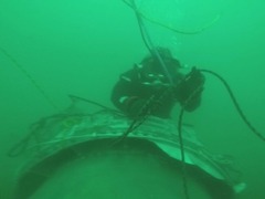 俄图-154失事飞机搜救工作继续 水下打捞画面曝光